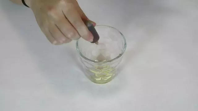 生姜泡在藿香正氣水里，解決了很多人的苦惱，你學會了嗎？