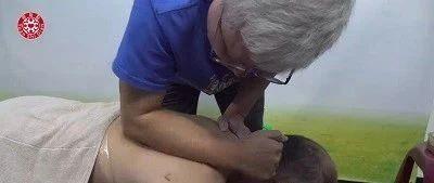 張醫師示范姜粉泥按推 2019年09月22日-七不姜 生姜養生網-明德CSA生態姜園&明安農業